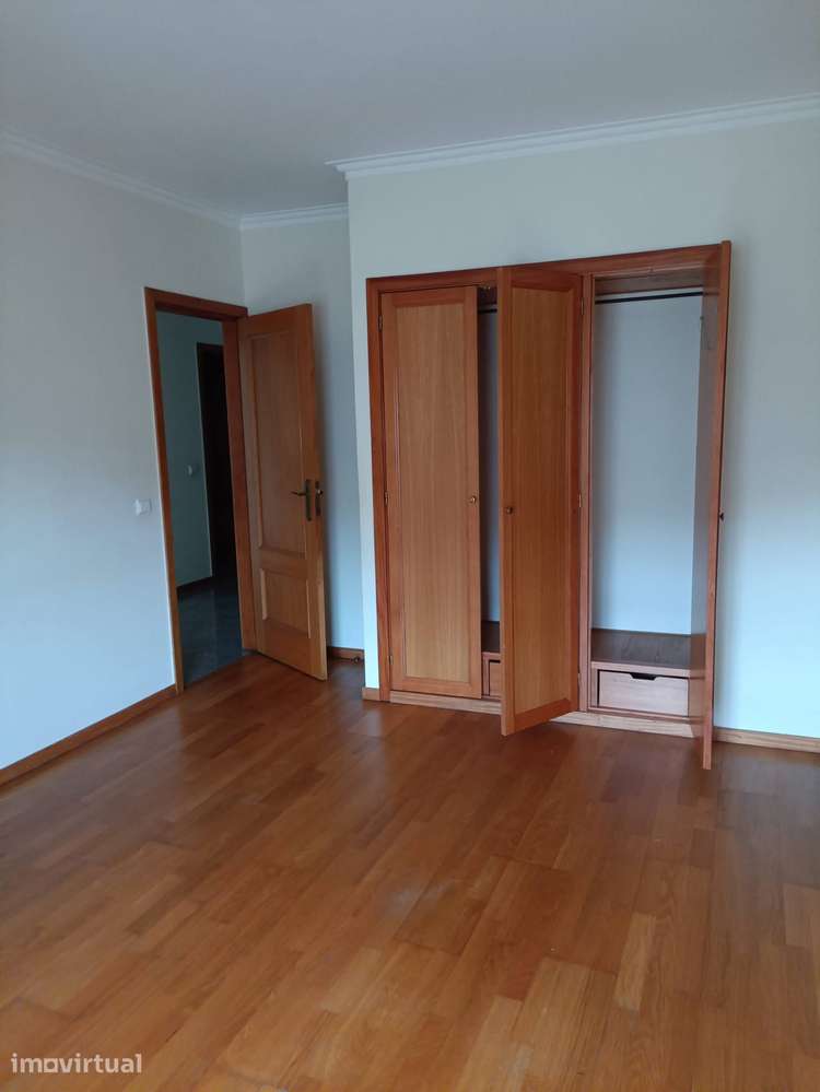 T1 em Vila Nova de Gaia com lugar garagem e varanda - Grande imagem: 5/7