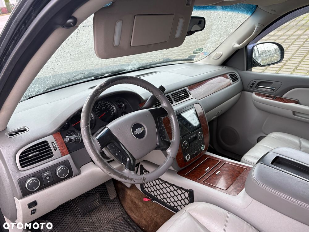 Chevrolet Suburban - 28