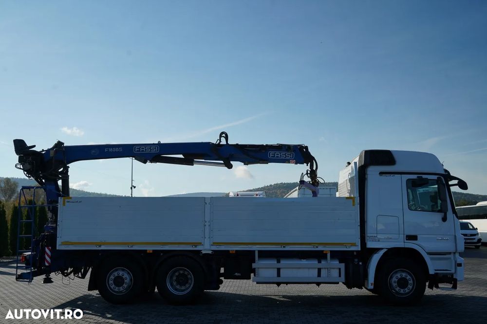 Mercedes-Benz ACTROS 2548 / 6x2 / ÎNĂLȚIME - 6,5 M / PUNTE RELAXABILĂ / TRANSMISIE FASSI / ATINGERE: 10,85 M / PRIMUL SCAUN SPATE / ROTATOARE / FURCĂ PENTRU PALEȚI - 10