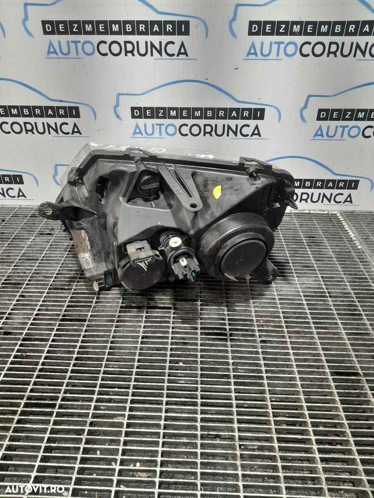 Far Dreapta Dacia Duster 2010 - 2014 SUV 4 Usi (1090) Fara xenon - 2