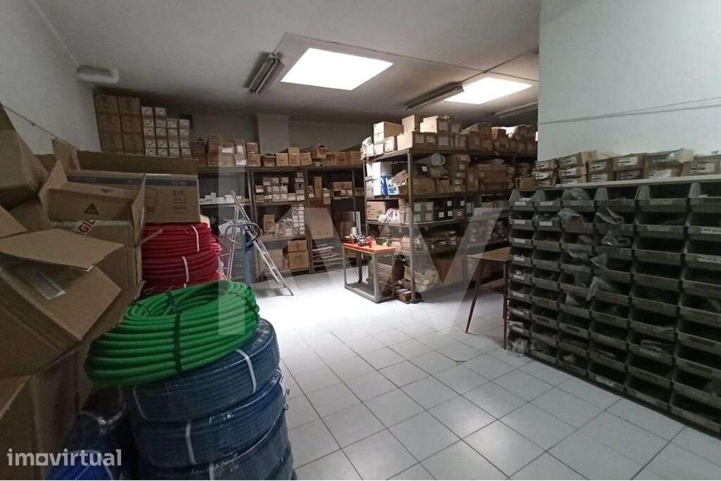 Loja Ampla na Rua Angelina Vidal, 3 Lugares Garagem. - Grande imagem: 3/12