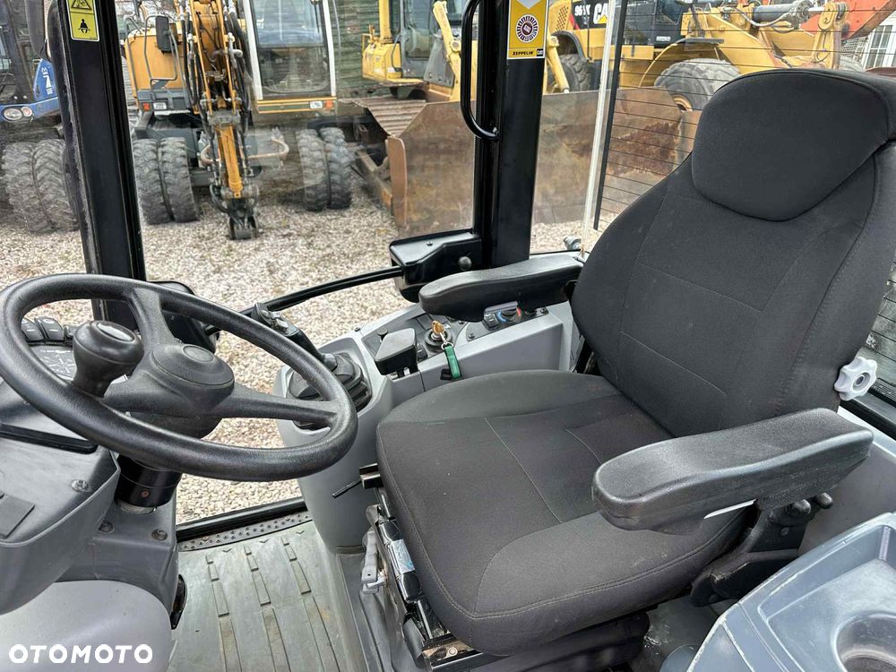 Caterpillar 907H - 10