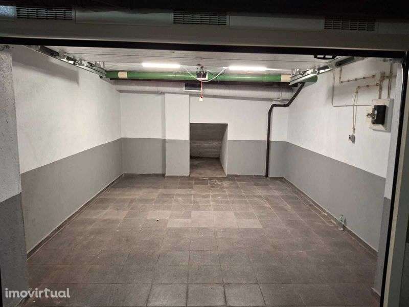 Aluga se Garagem fechada em Almada - Grande imagem: 2/3