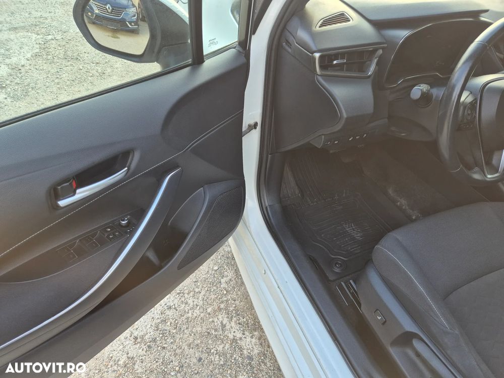 Toyota Corolla ver-1-8-hsd-dynamic - 16