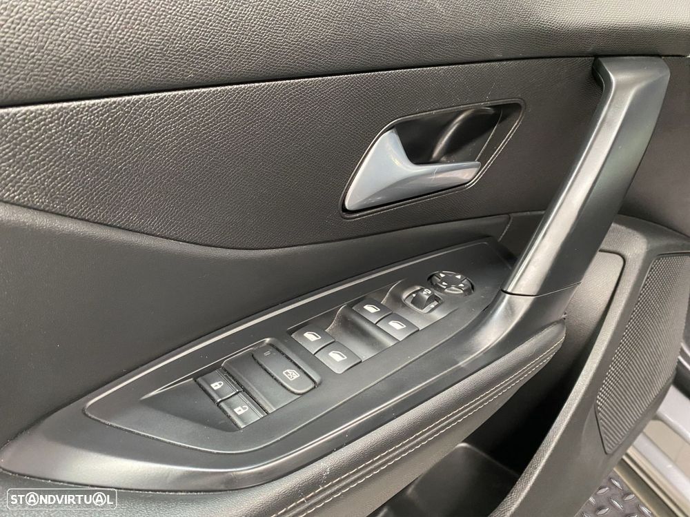 Peugeot 408 1.2 PureTech Allure EAT8 - 17