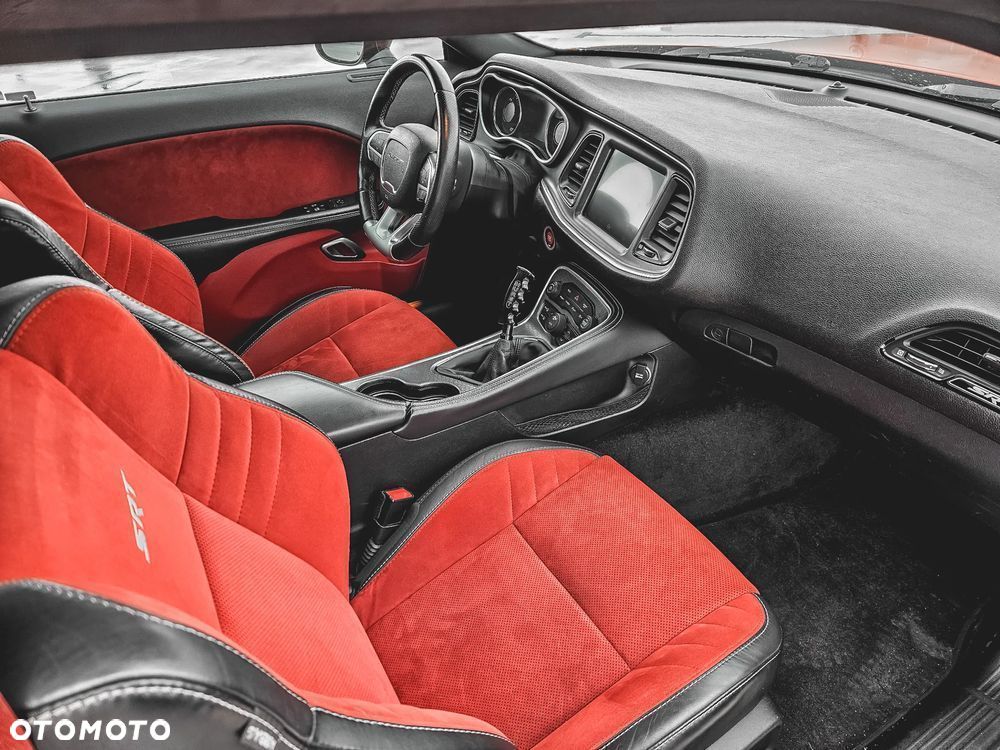 Dodge Challenger - 12