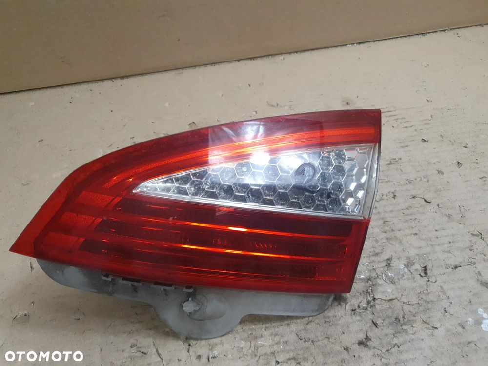 FORD MONDEO MK4 KOMBI 07-10 LAMPA PRAWY TYŁ W KLAPĘ - 1
