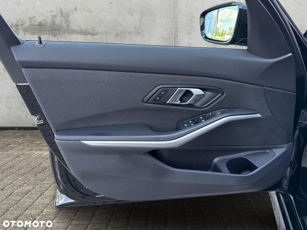 BMW Seria 3 320i - 10