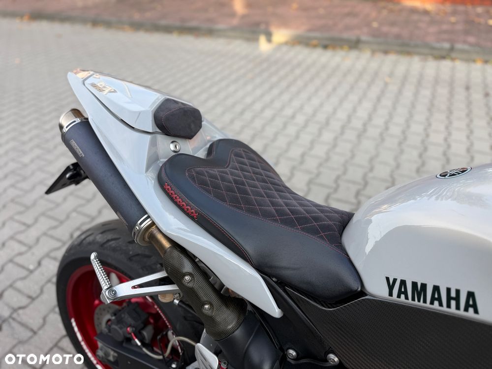 Yamaha R1 - 11