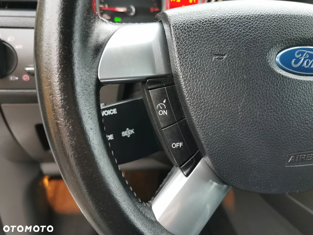 Ford Kuga 2.0 TDCi 2x4 Titanium - 32