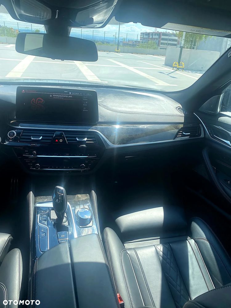 BMW Seria 5 M550i xDrive - 29