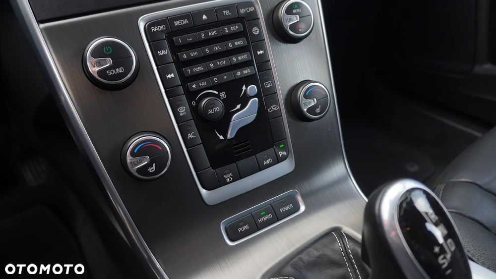 Volvo V60 D6 AWD Plug-in Hybrid Momentum - 36