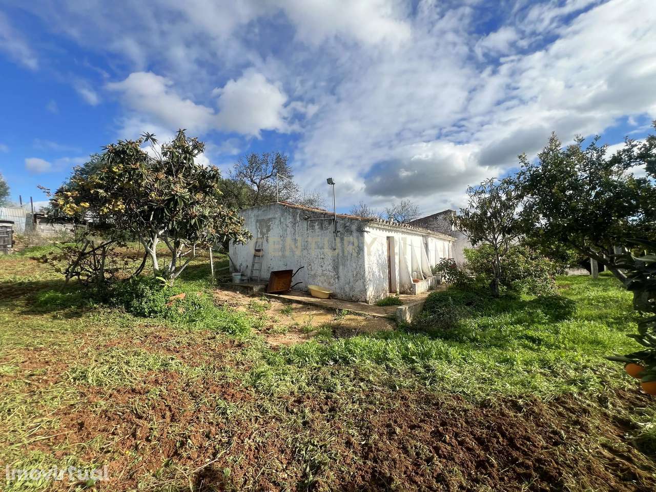 Moradia para remodelação com potencial de ampliação num terreno com 19 - Grande imagem: 2/13