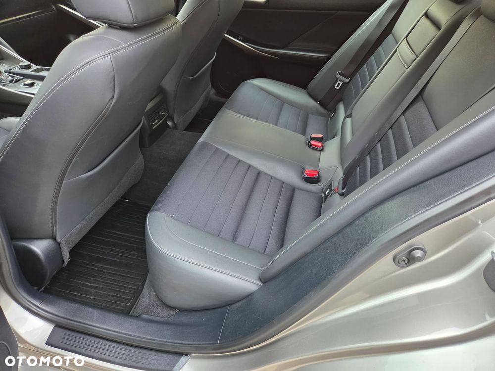 Lexus IS 300h Business Edition - 27