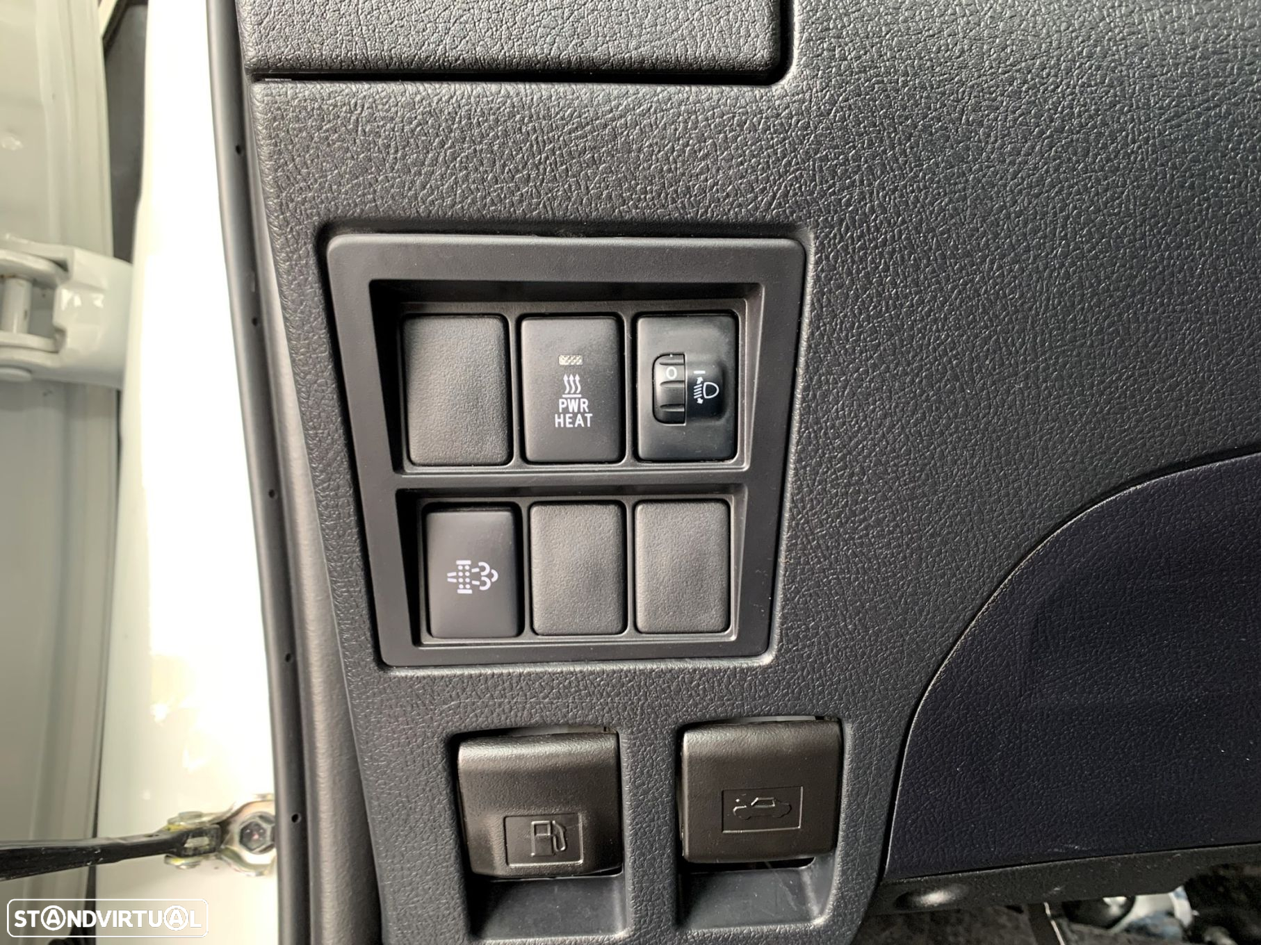 Toyota Hilux 2.4 D-4D 2WD CD Tracker - 17