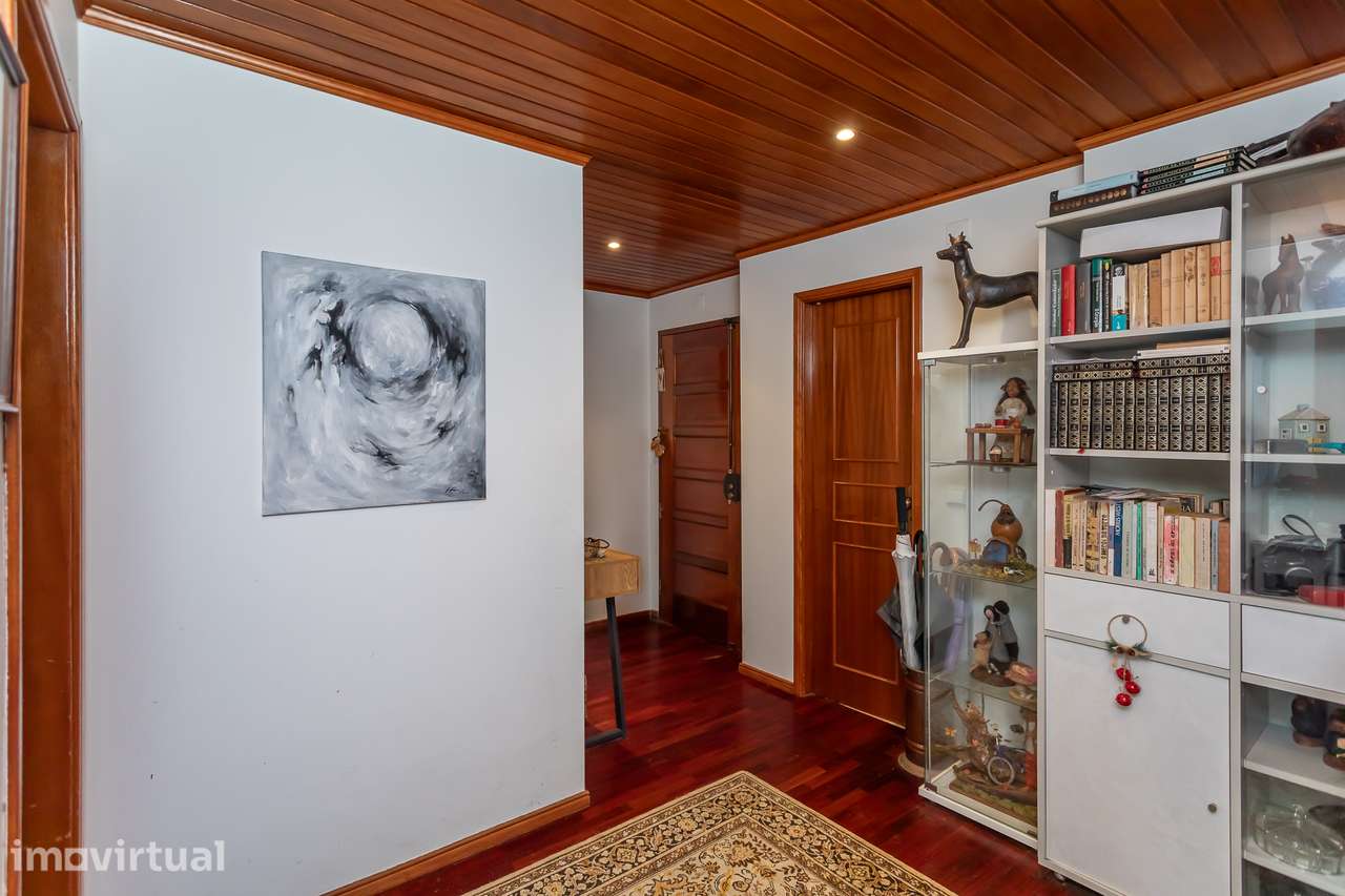 Excelente T2 na Tapada das Mercês, com 124 m² de área bruta - Grande imagem: 4/22