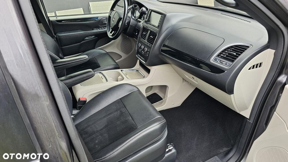 Dodge Grand Caravan 3.6 R/T - 16