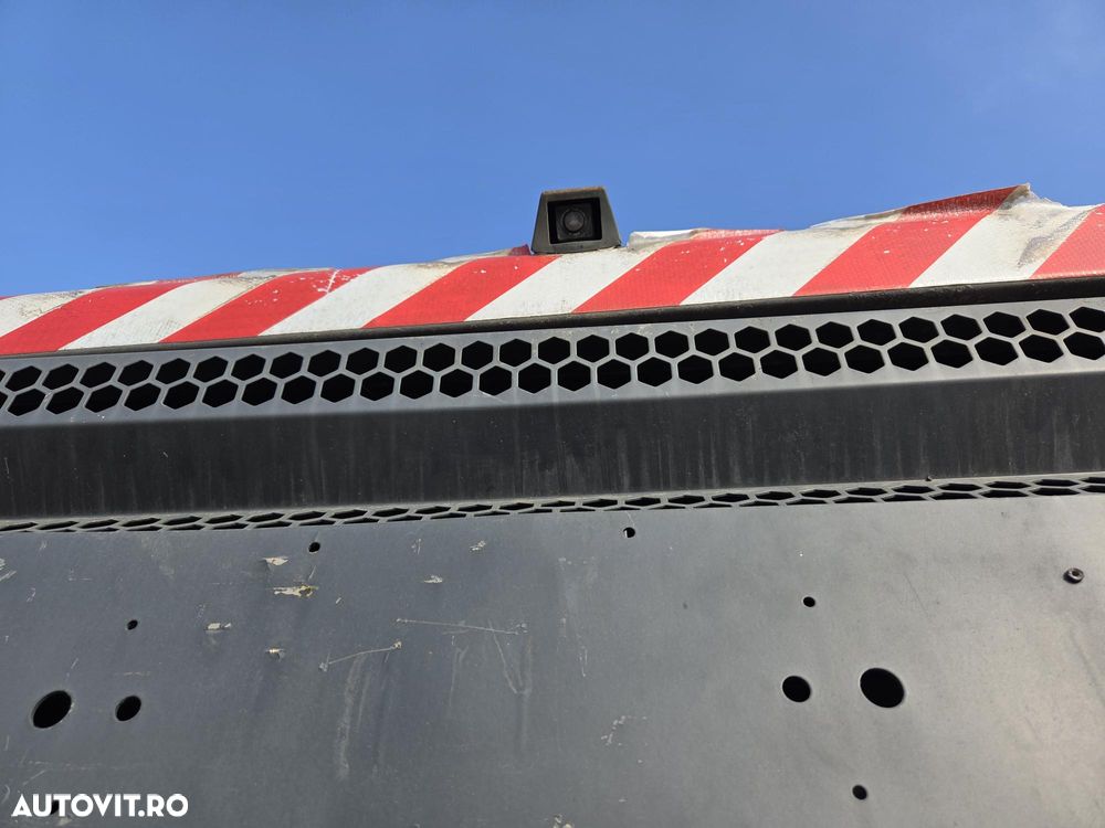 Hitachi Cupa 5mc, 28tone, ANVELOPE NOI, VIRARE prin JOYSTICk, Gresare automata, Inaltiime basculare cupa 4,3m, Lama noua la cupa, produs in JAPONIA, camera luat vederi spate, posibilitate leasing, motor 282 CP, STARE BUNA, PROMOTIE 86.900 EUR+tva - 25