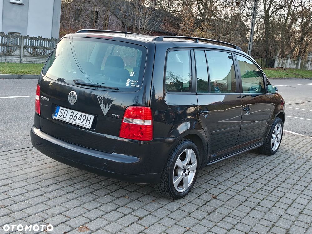 Volkswagen Touran 2.0 FSI Highline - 29