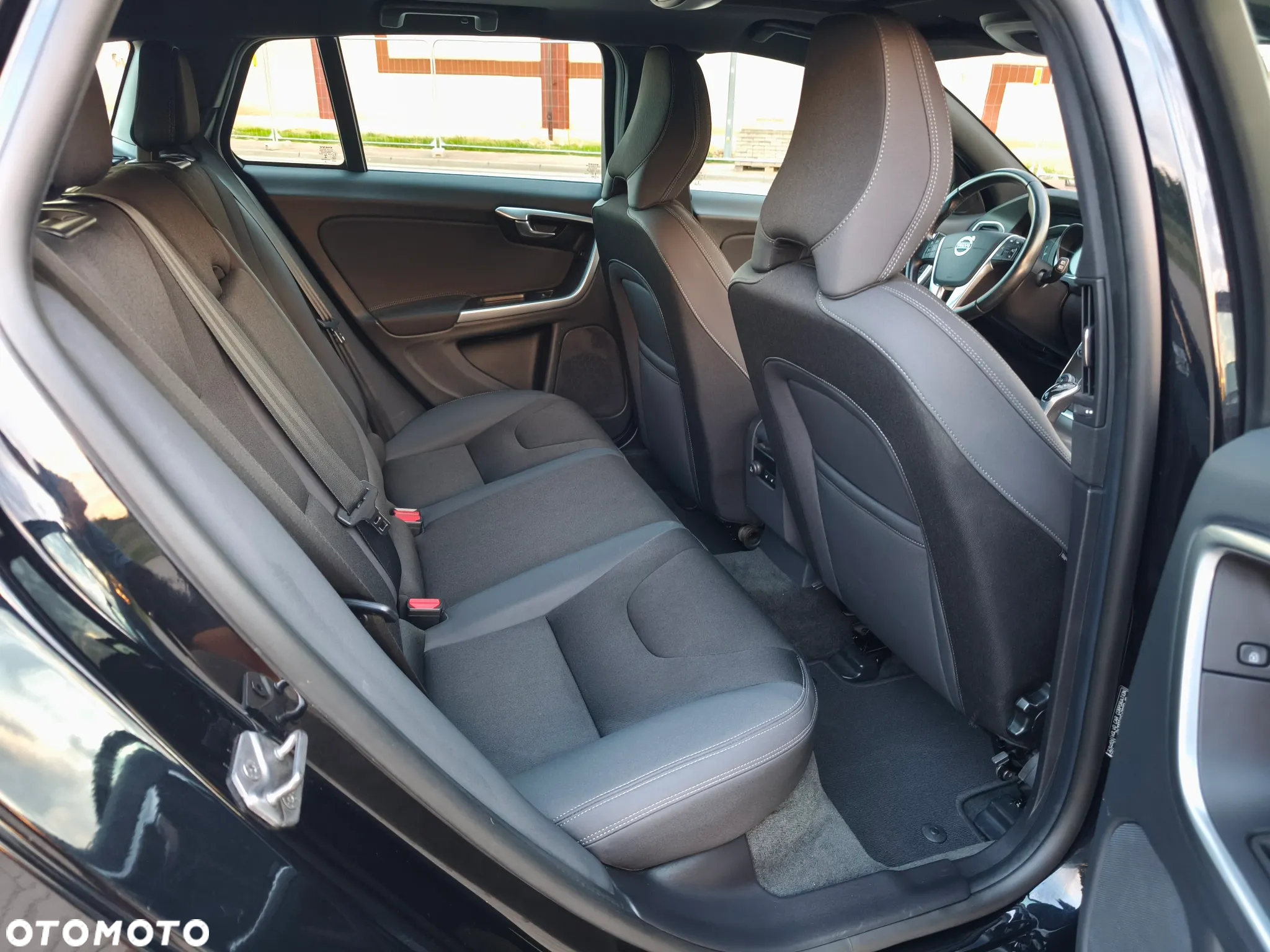 Volvo V60 D4 Drive-E Momentum - 24