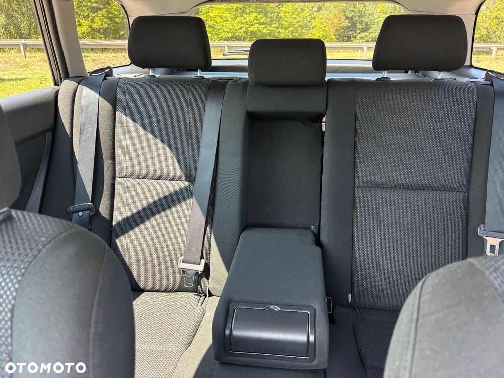 Toyota Avensis 1.8 VVT-i Combi - 33
