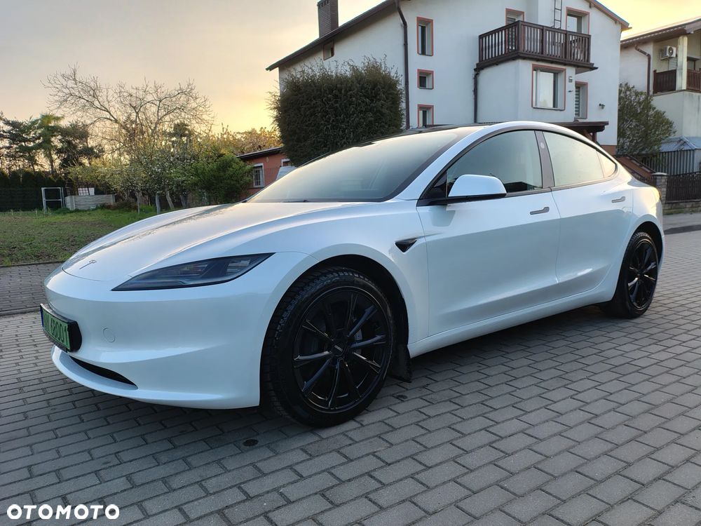 Tesla Model 3 - 4