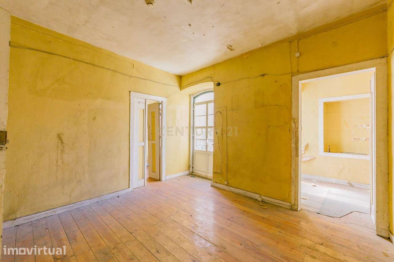 Prédio para Remodelação Total com 5 Apartamentos e 2 Lojas na Mouraria - Grande imagem: 3/34
