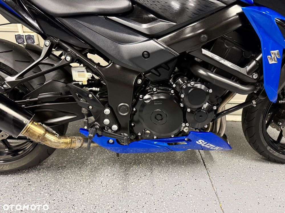 Suzuki GSX - 6