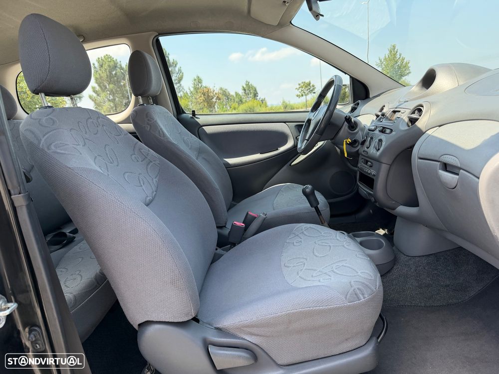 Toyota Yaris 1.0 Base - 13