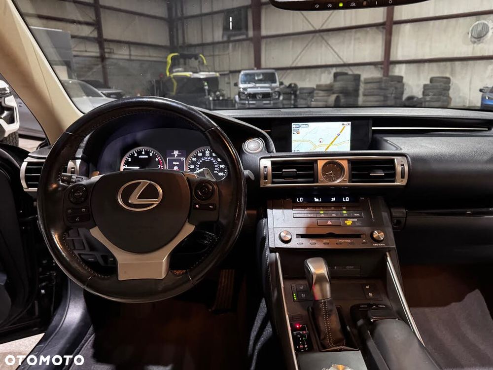 Lexus IS 200t Prestige - 12