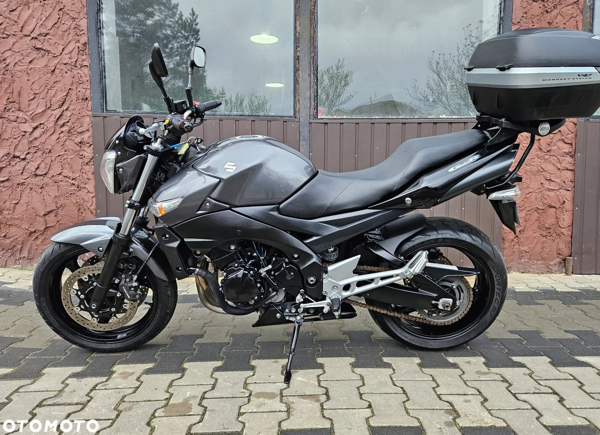 Suzuki GSR - 10