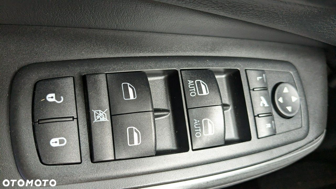 Jeep Cherokee - 32