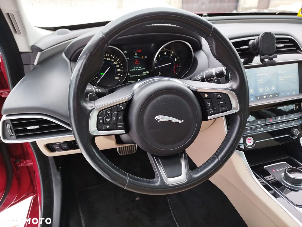 Jaguar XE 25t Prestige - 13