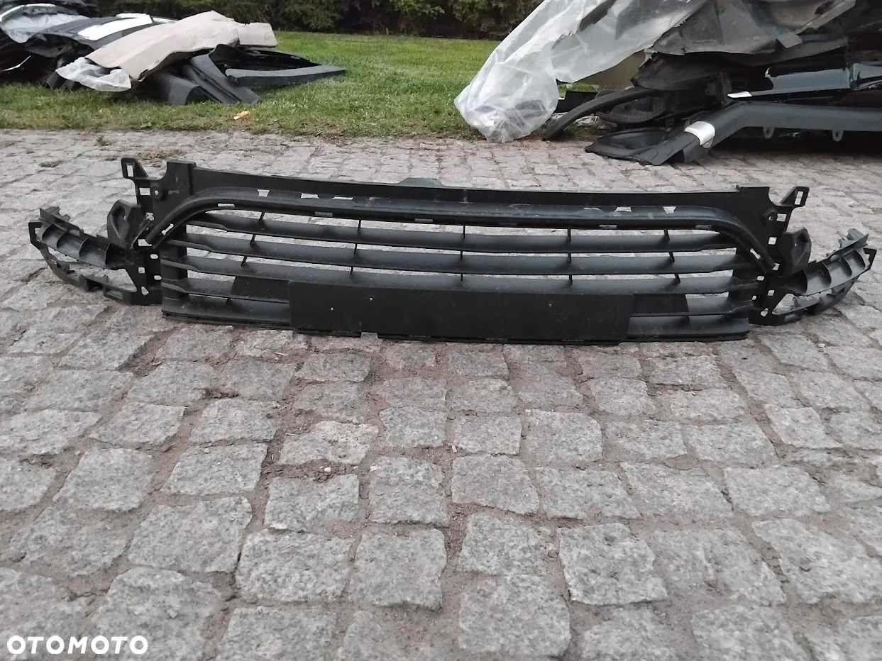 CLIO IV LIFT KRATKA ZDERZAKA ŚRODKOWA 622542412R - 2