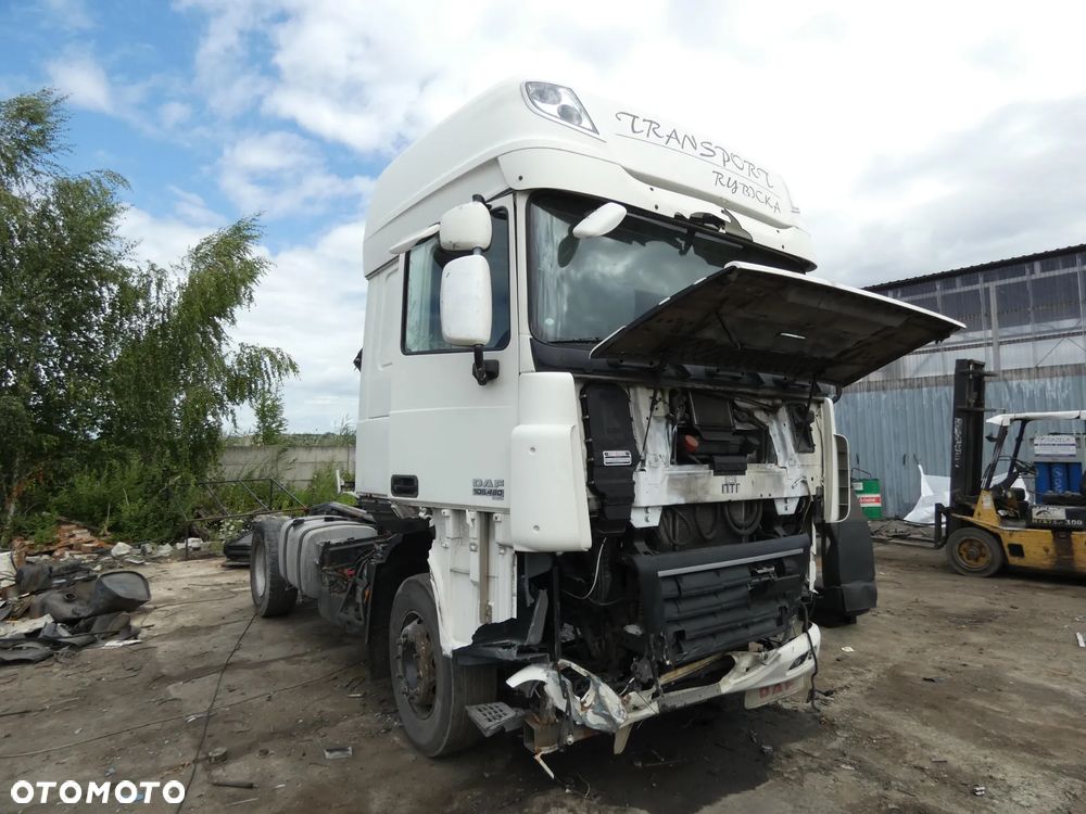 DAF XF 105 *SAMOCHÓD NA CZĘŚCI* / MASKA, LAMPA, DRZWI, LUSTERKO, ZDERZAK, GRILL, BŁOTNIK, KLAPA, BELKA, DESKA, FOTELE, KANAPA, ĆWIARTKA KIEROWNICA, TARCZE,ZAWIESZENIE, KOMPLETNY PRZÓD, KOMPLETNY TYŁ, LICZNIK, ZEGARY, PRAWE LEWE PRZÓD TYŁ - 1
