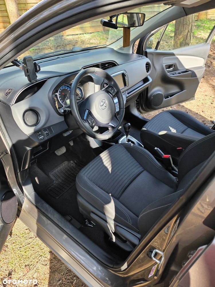 Toyota Yaris Hybrid 100 Selection - 13