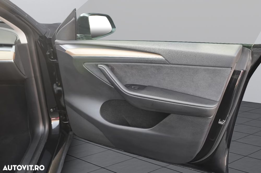 Tesla Model Y Long Range Dual Motor AWD - 12