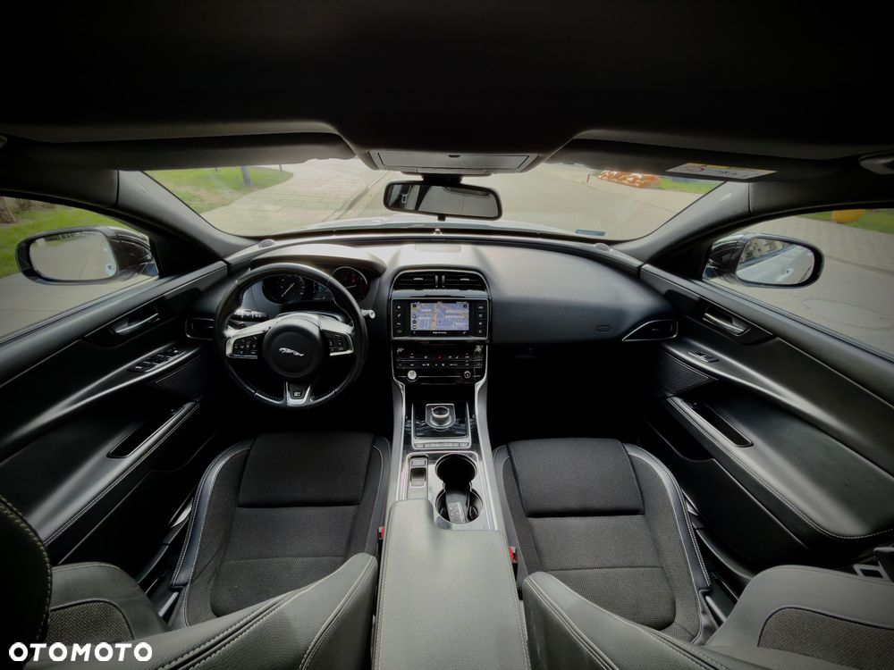 Jaguar XE 2.0 D R-Sport - 26