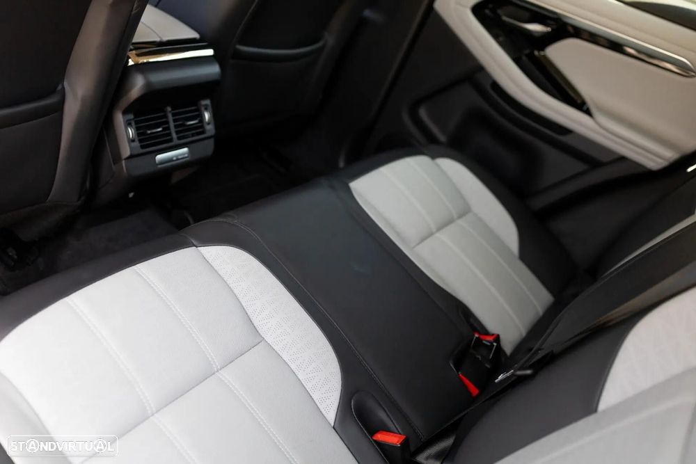 Land Rover Range Rover Evoque P300e R-Dynamic HSE - 38