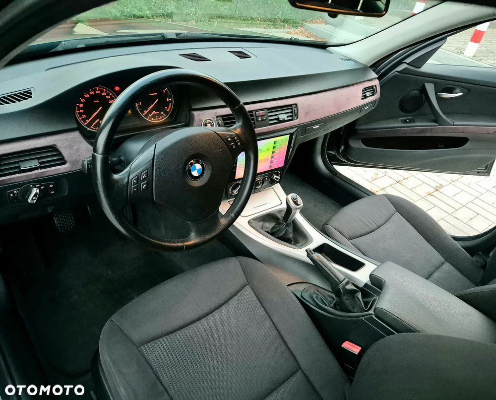 BMW Seria 3 318i Touring - 13