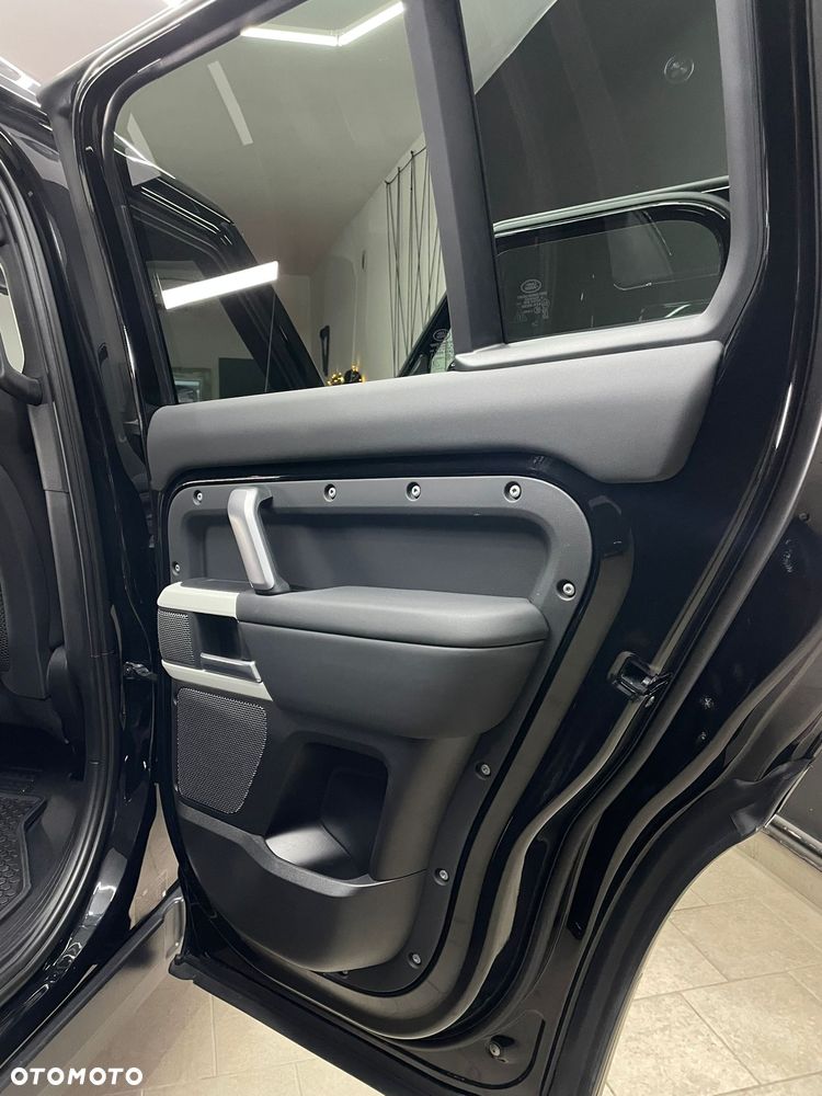 Land Rover Defender - 12