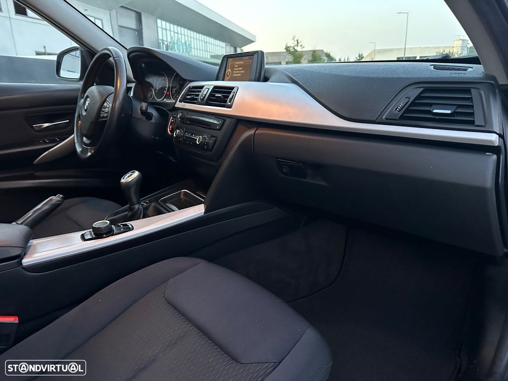 BMW 320 d Sport Line - 14