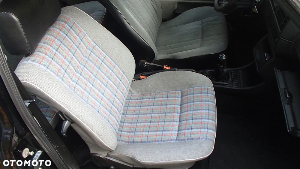 Volkswagen Golf 1.3 - 22