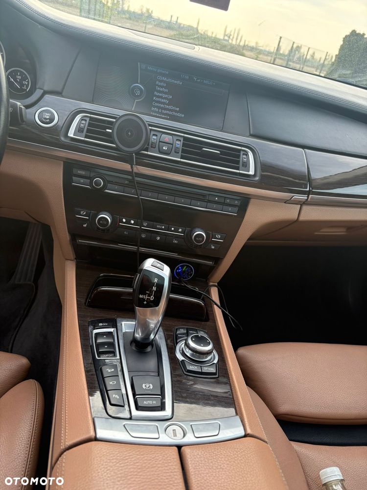 BMW Seria 7 750i L - 12