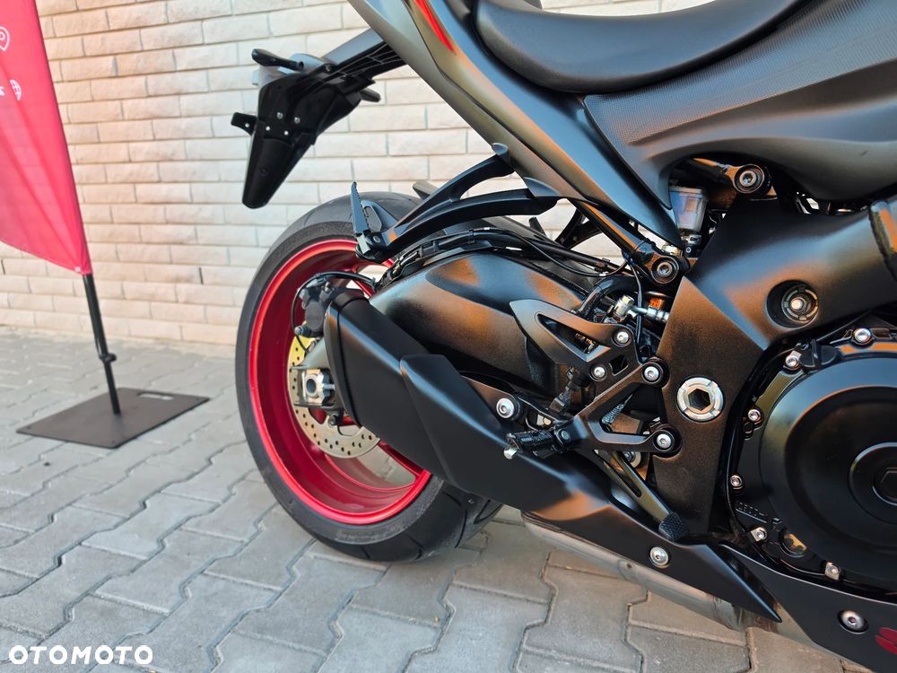 Suzuki GSX - 6
