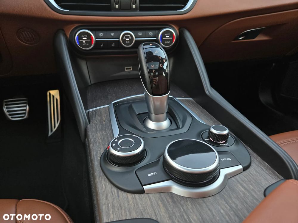 Alfa Romeo Giulia 2.0 Turbo 16V AT8-Q4 Ti - 37