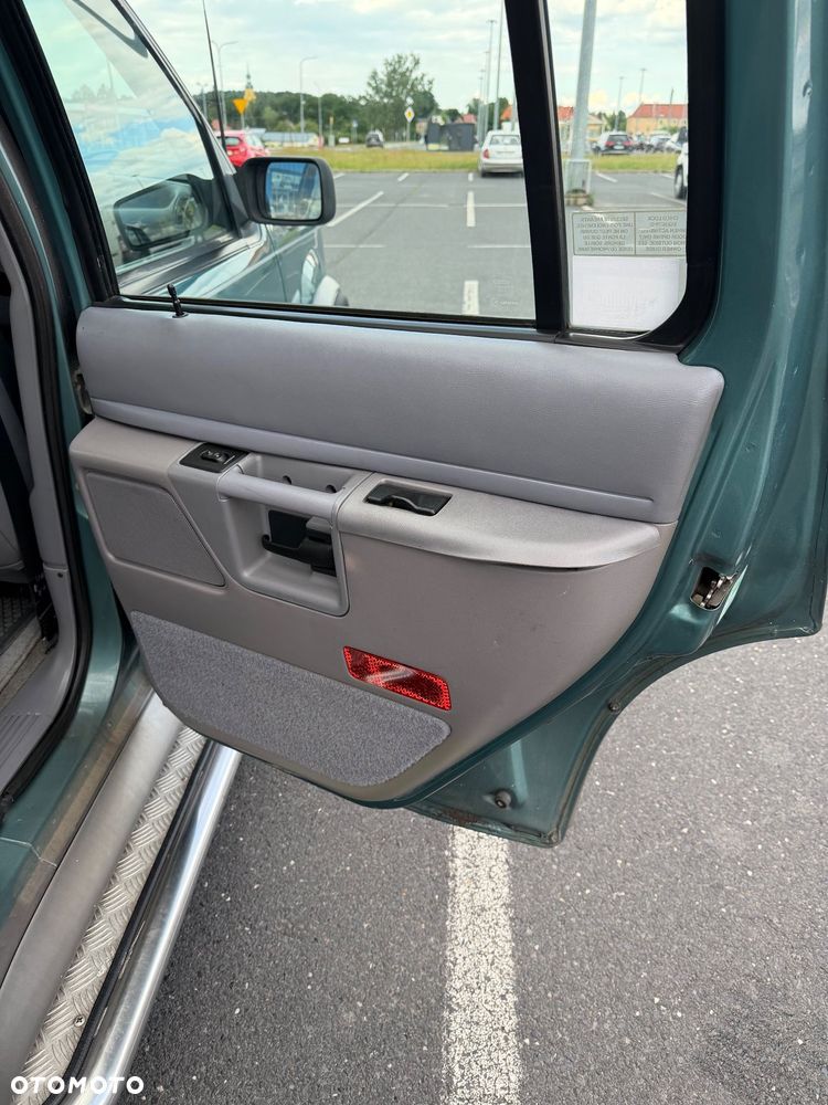 Ford Explorer Standard - 22