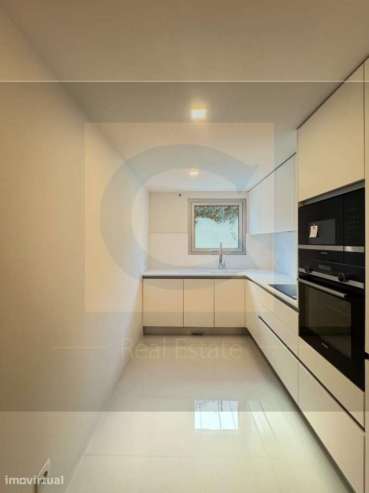 Moradia T4 Triplex Nova com Jardim, Terraço e Garagem para 4 Carros ju - Grande imagem: 4/28
