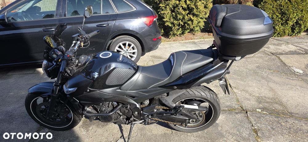 Suzuki GSR - 11