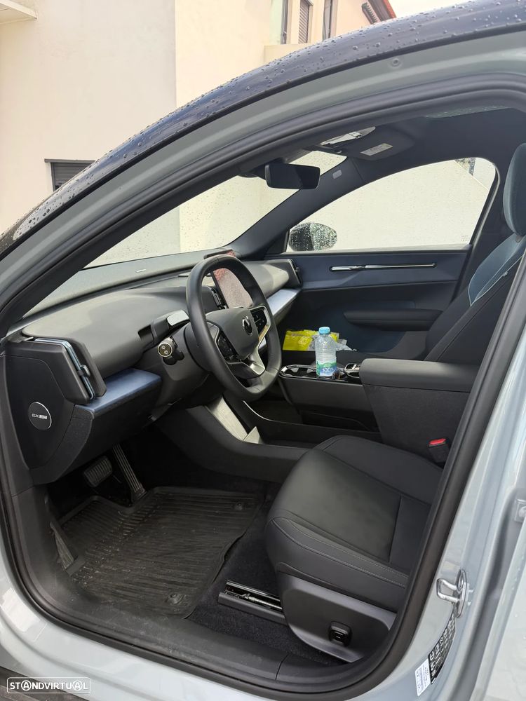 Volvo EX30 Single Motor Extended Range RWD Ultra - 8